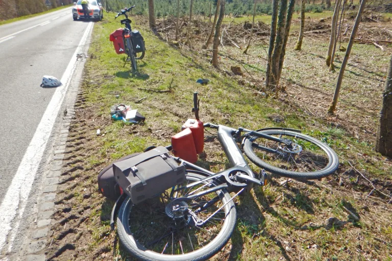 Ermatingen TG - E-Bike-Fahrerin nach Kollision mit Auto verletzt - Autolenker ohne gültigen Führerausweis!