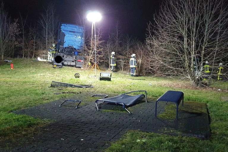 A3 Recklinghausen – LKW-Zugmaschine fährt in Baumreihe