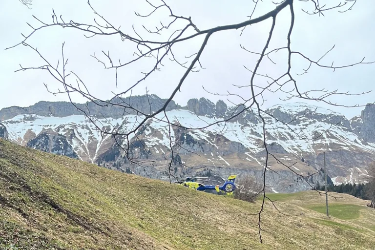 Gams SG - Gefällter Baum trifft 43-Jährigen am Bein