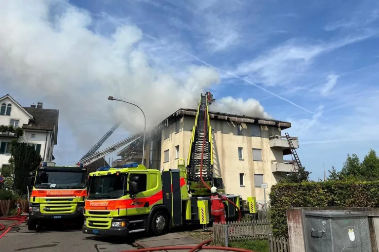Oberrieden ZH - Dachbrand rasch ausgebreitet 