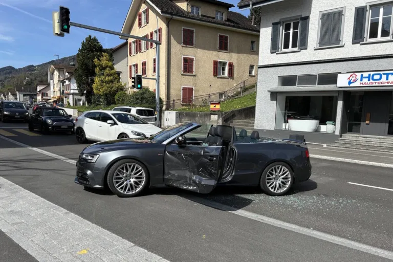 Balgach SG - Kollision zwischen zwei Autos