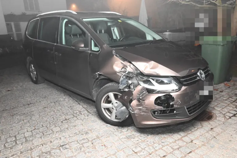 Wil SG - Fahrunfähig gegen ein parkiertes Auto geprallt 