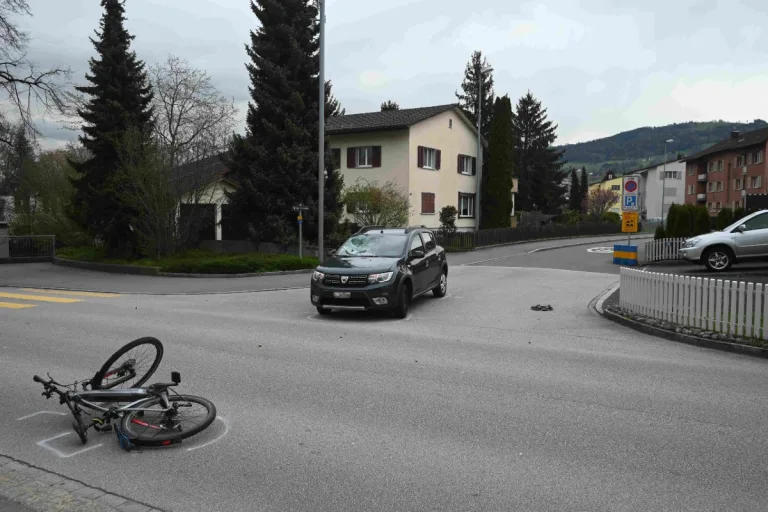 Unfall zwischen E-Bike und Auto auf der Schulstrasse in Goldach mit einem Verletzten