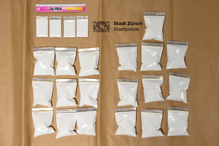 Zürich - Polizei beobachtet Drogendeal