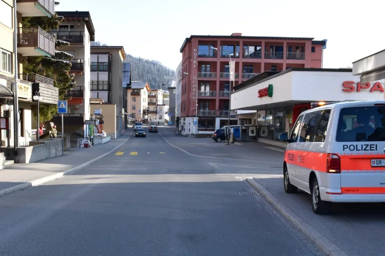 Davos Platz GL -13-Jährige auf dem Fussgängerstreifen angefahren