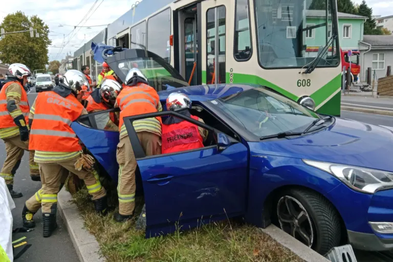 Graz ST – Unfall zwischen Straßenbahn und Pkw