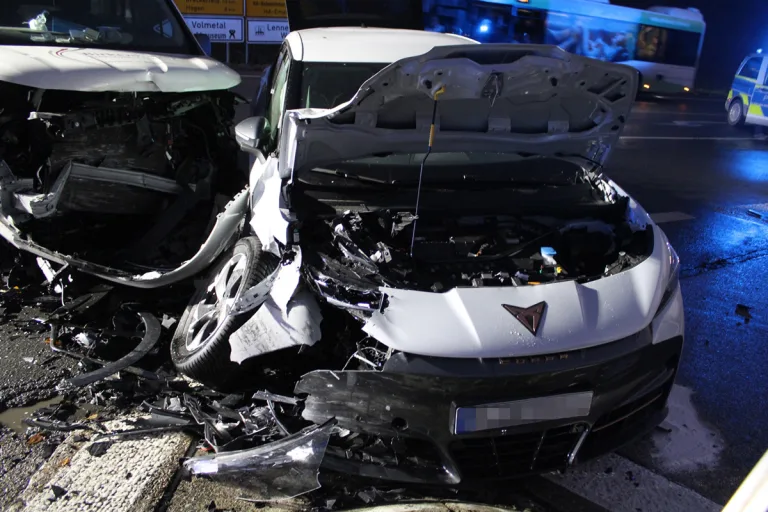 Hagen NW – Zwei Verletzte nach Unfall beim Abbiegen