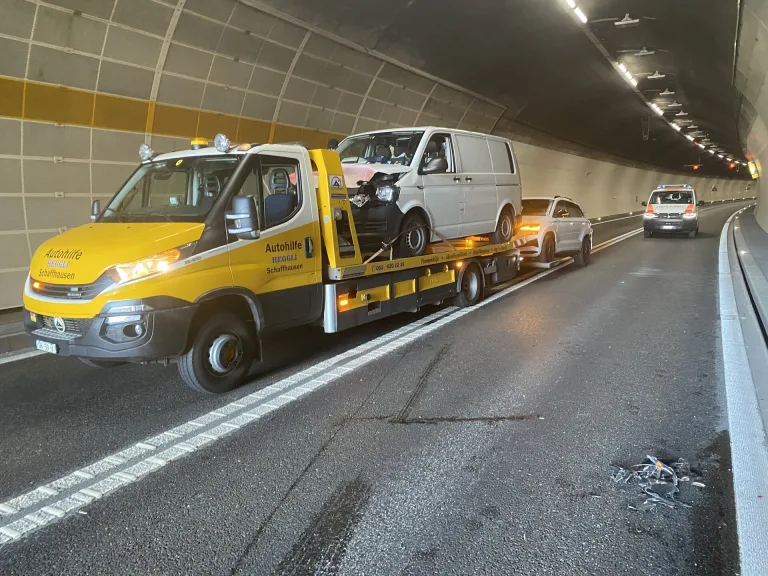 Fäsenstaubtunnel SH - Kollision zwischen drei Autos führt zu Stau 