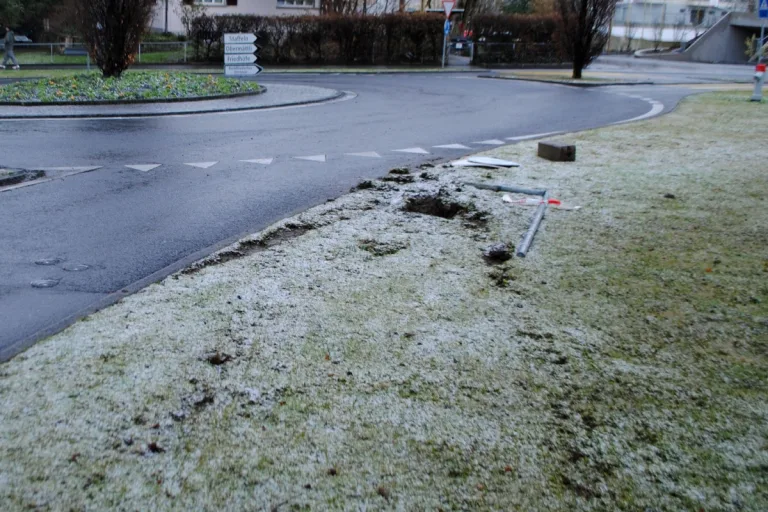 Stadt Luzern - Auto prallt gegen Verkehrsschild 
