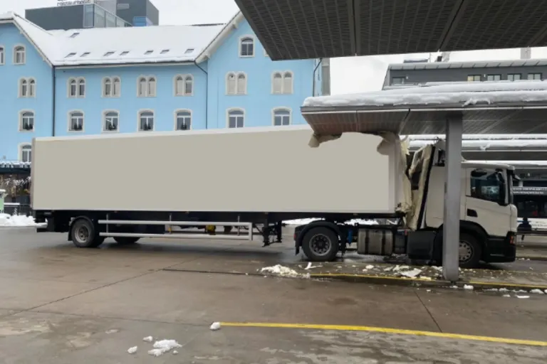 Baar ZG - Sattelmotorfahrzeug fährt gegen ein Vordach des Busbahnhofs