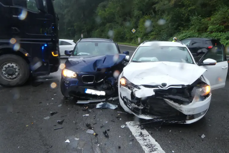 Lindlar NW –  Ein Schwerverletzter nach Unfall beim Abbiegen