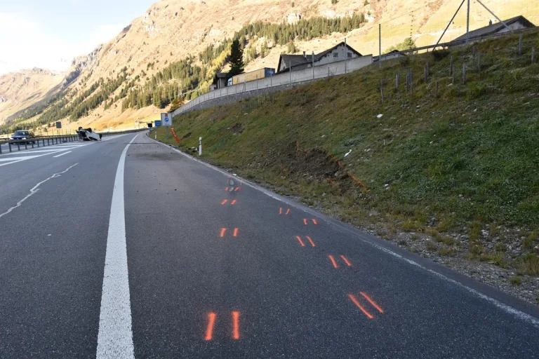 Hinterrhein GR - Unfall auf vereister Fahrbahn