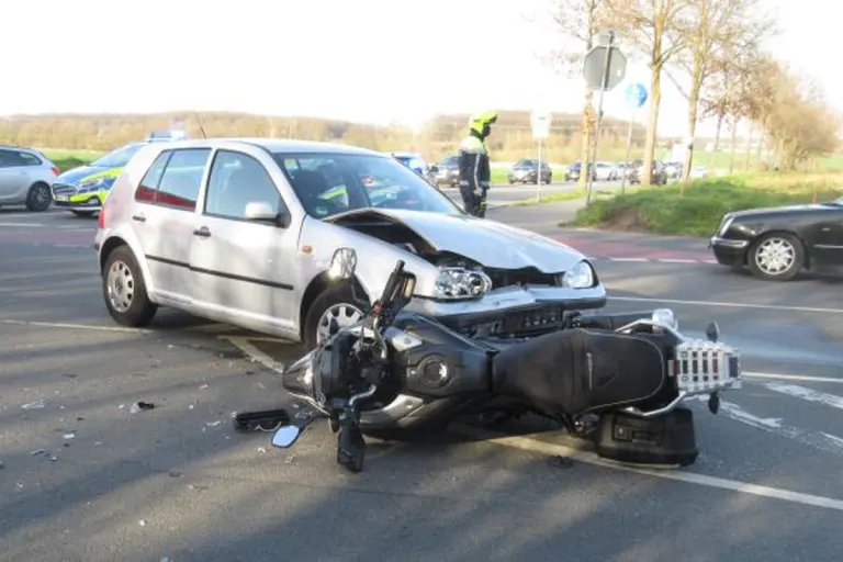Münster - Motorradfahrer beim Abbiegen schwer verletzt