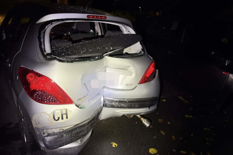 Unfall in Baden AG – 87-Jähriger fährt rückwärts gegen Garagentor
