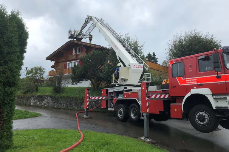 Bennau SZ - Brand nach Blitzeinschlag