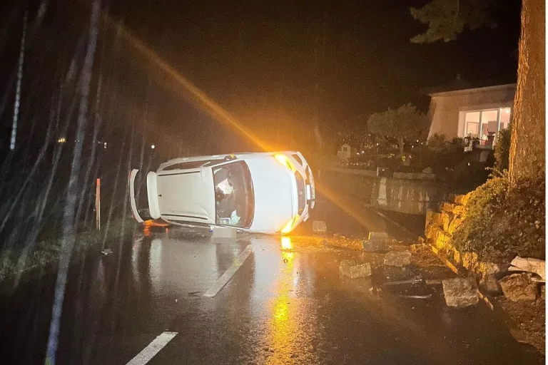 Lommiswil SO - Auto überschlägt sich bei Unfall