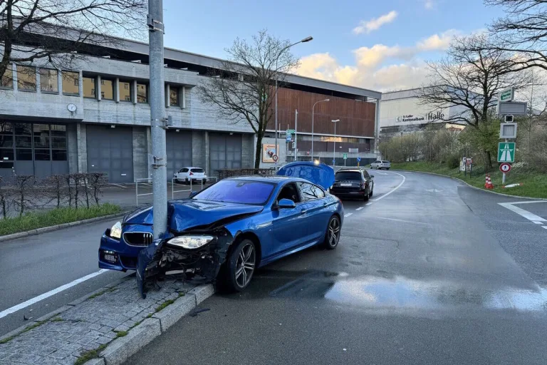 St.Gallen - Mit einem Kandelaber kollidiert