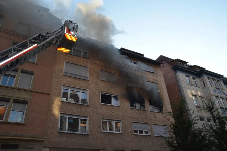 Stuttgart – Zimmerbrand im 2. Obergeschoss eines Mehrfamilienhauses