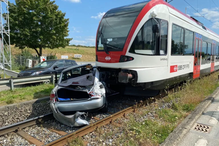 Ballwil LU - Zug kollidiert auf Bahnübergang mit Auto