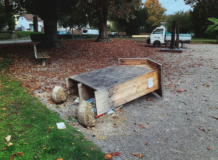 Neuhausen am Rheinfall SH –  Vandalen beschädigen Bücherregal
