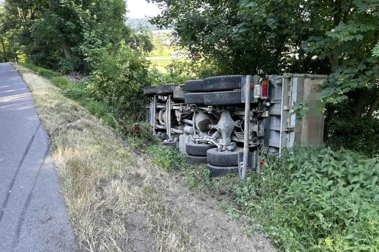 Unfall in Hendschiken AG - Lastwagen kippt eine Böschung hinunter 