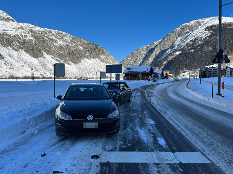Andermatt UR – Kollision zwischen zwei Fahrzeugen auf vereister Fahrbahn