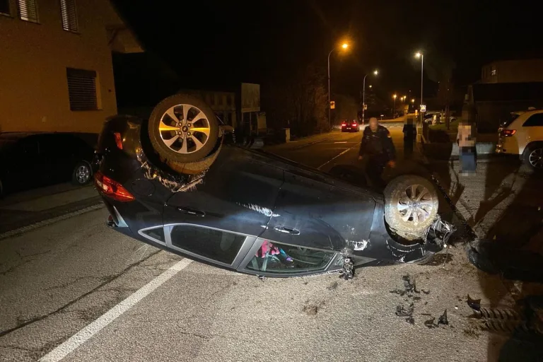Dulliken SO - Auto überschlägt sich bei Unfall 