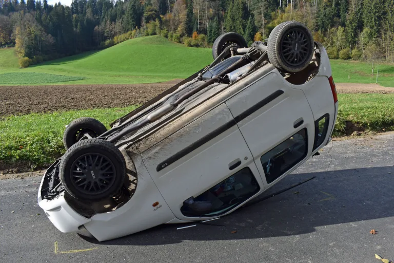 Kanton Luzern – Mehrere Verkehrsunfälle - Auto kippt auf Dach