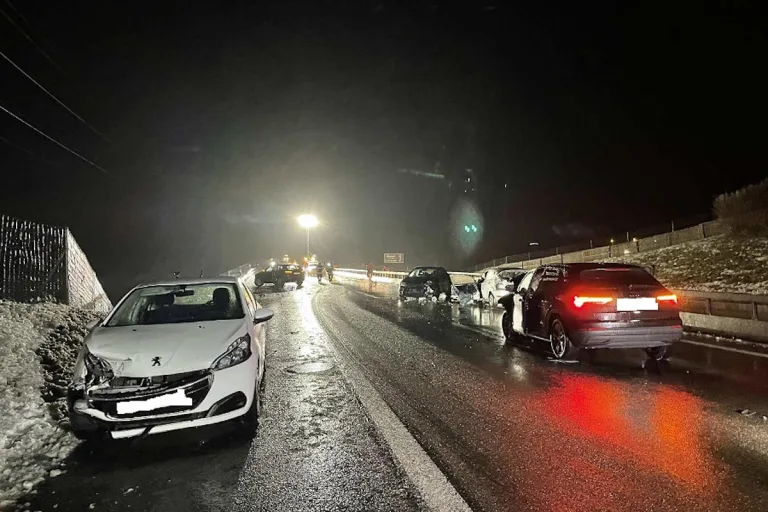 A12 Vaulruz FR – Karambolage verursacht Sperrung