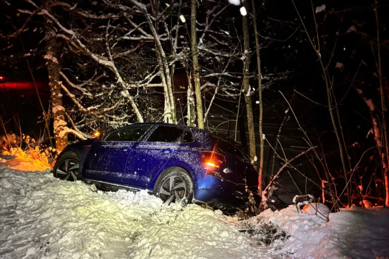 Unfall in Obernau LU – Auto rutscht in den Graben
