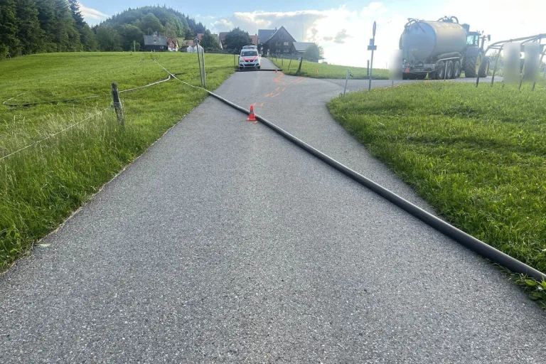Grub SG - Motorradfahrer stürzt aufgrund eines Schlauches