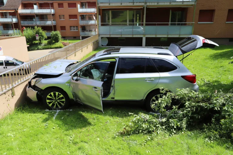 St.Gallen – Kontrolle über Auto verloren und in Betonmauer geprallt