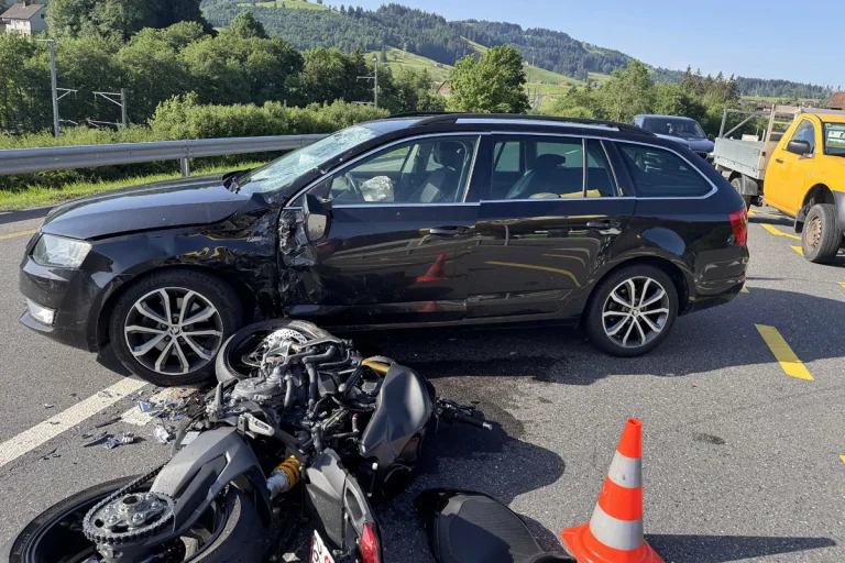 Bennau SZ – Töfffahrer bei Kollision mit Auto schwer verletzt