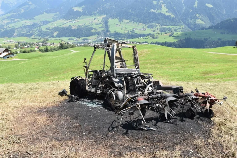 Vignogn GR - Traktor vollständig ausgebrannt