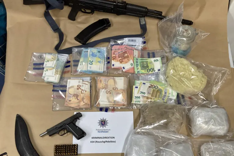 Kassel HE – Erhebliche Mengen Drogen sowie Bargeld und Waffen sichergestellt
