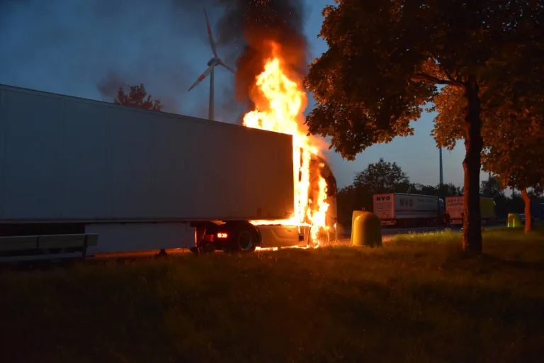 A28 zwischen Hude und Hatten – Brand eines Sattelzuges auf Parkplatz