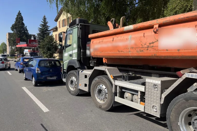  Unfall in Wittenbach SG - Auffahrkollision mit zwei Autos und einem Lastwagen