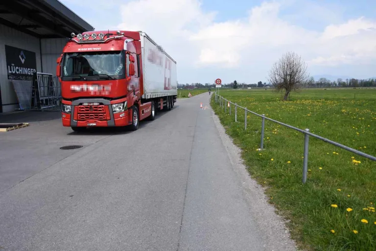 Kriessern SG - E-Bikefahrer von Auto erfasst und verletzt