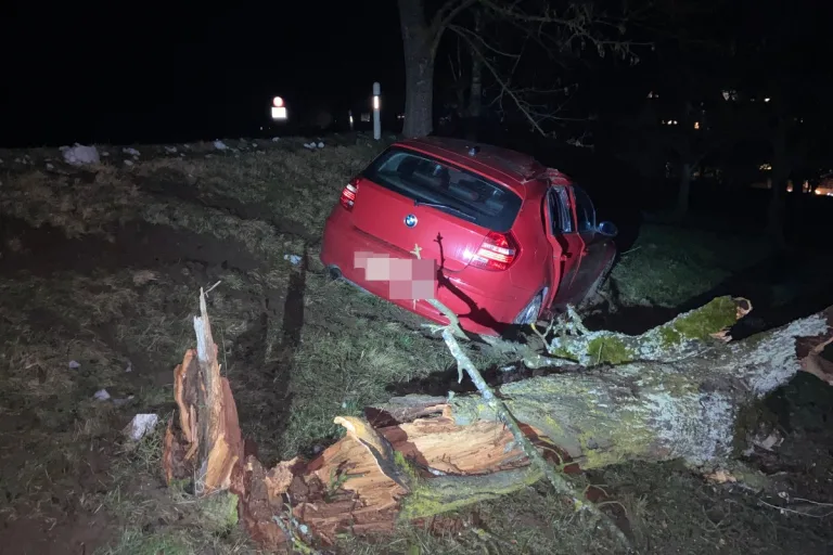 Mandach AG – Herrschaft über BMW verloren und mit Baum kollidiert