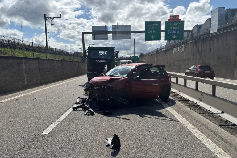 A2 Muttenz BL – Unfall zwischen Personenwagen und Lastwagen bei Sputwechsel