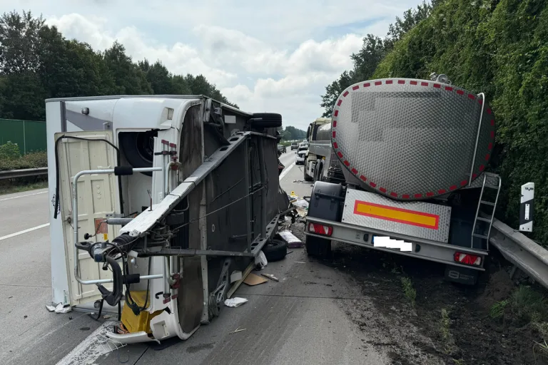 A27 Cuxhaven NI – LKW kollidiert mit Wohnwagengespann bei Unfall auf Autobahn