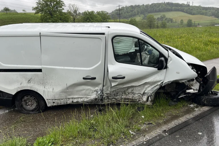 Unfall Willisau LU – Frontalkollision zwischen Auto und Lieferwagen