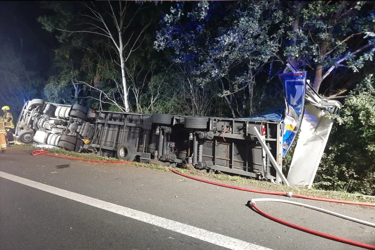 A7 Essel NI – Sattelzug kippt nach Unfall um – Fahrer alkoholisiert