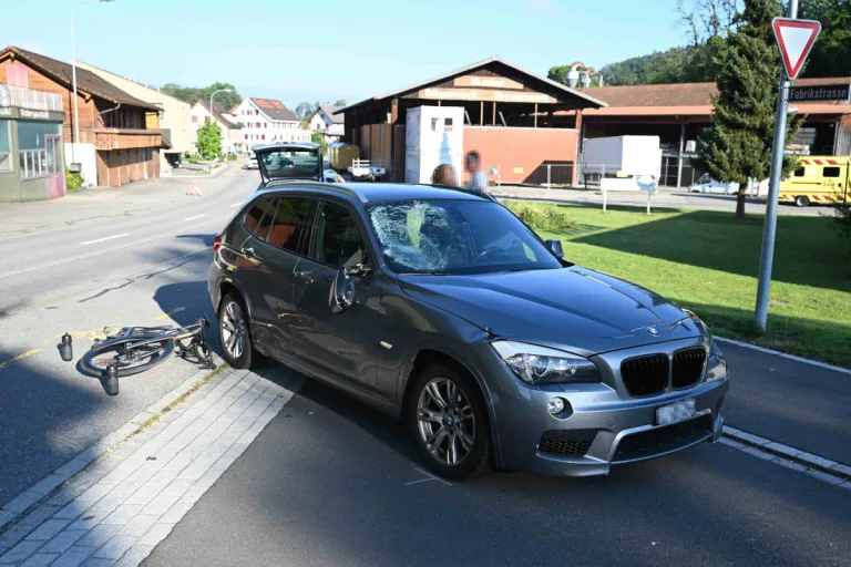 Ermenswil SG – Velofahrer übersehen und mit Auto erfasst