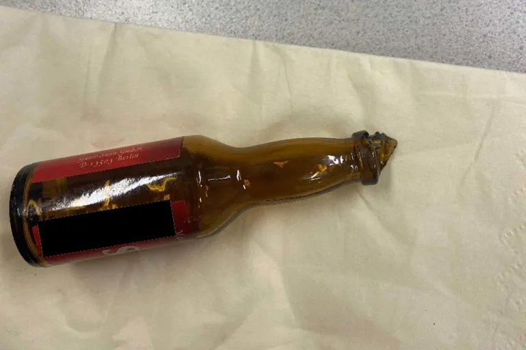 Wien - Lokalgast attackiert Personal mit abgebrochener Flasche