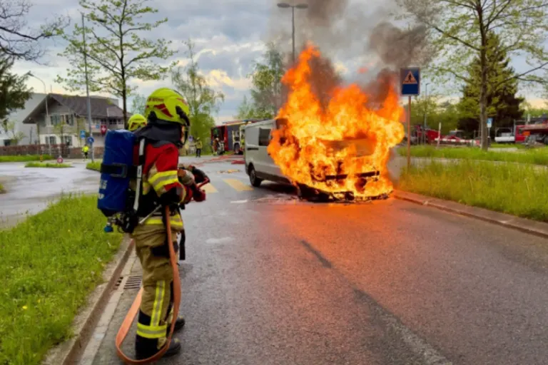 Kanton Zug - Vier Personen bei sieben Unfällen verletzt - Lieferwagen in Brand geraten 