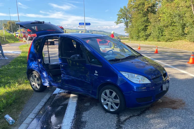 Rüfenach AG - 18-jähriger Automobilist baut Unfall