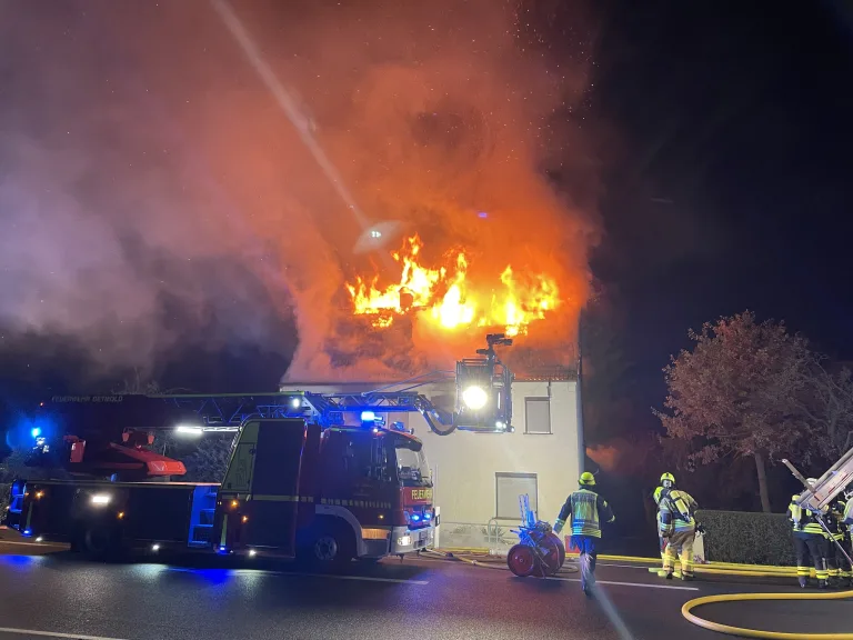 Detmold – Gemeldeter Zimmerbrand, zwei Personen verletzt