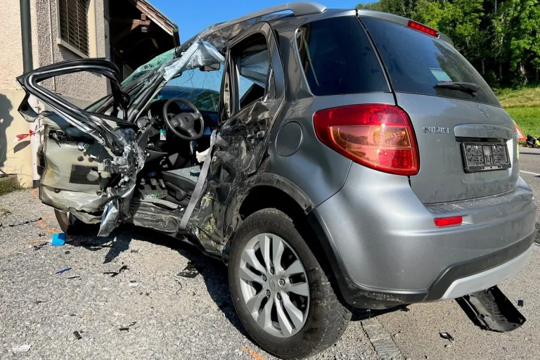 Unfall heute in Oberbüren SG - Schwerverletzte nach Kollision mit Postauto