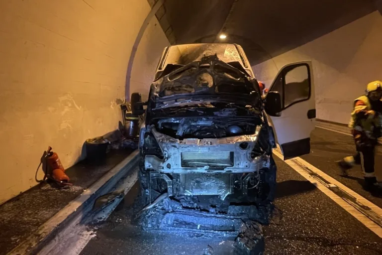 Zillis GR – Lieferwagen brennt im Tunnel vollständig aus
